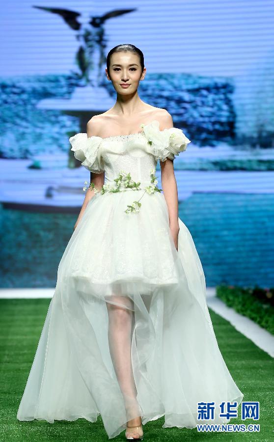 （文化）（3）蔡美月婚纱礼服发布会在京举行