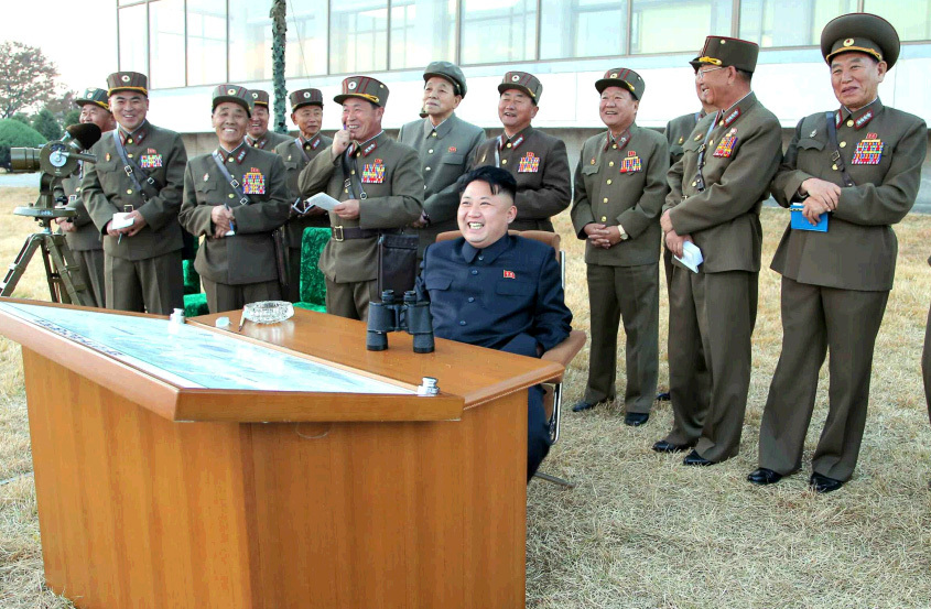 朝鲜最高领导人金正恩同朝鲜人民军第4次连长、连政治指导员大会与会者一同观看朝鲜人民军火力打击训练。（《劳动新闻》图片）