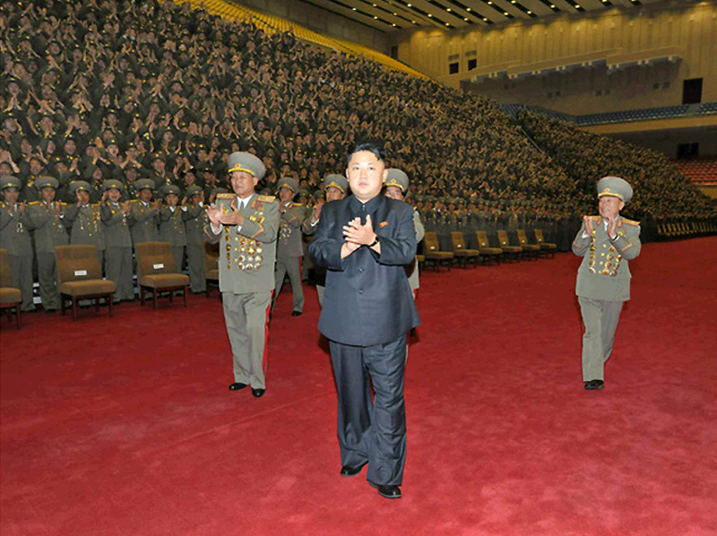 同日，金正恩还与朝鲜人民军第267部队的军人建造者合影留念。（《劳动新闻》图片）