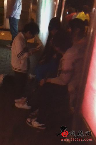 小男生双膝跪地，对面前扎马尾的女生告白。（网友视频截图）