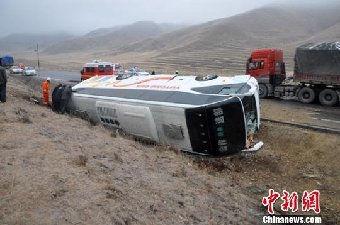 甘肃甘南一运送学生大客车侧翻 致1死8伤(图)
