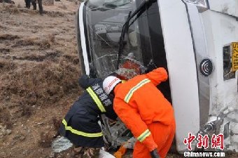 甘肃甘南一运送学生大客车侧翻 致1死8伤(图)