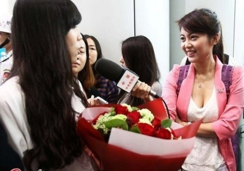 央视女记者艾婷婷低胸出镜采访走红