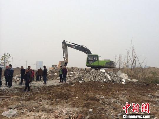 江苏淮安一民宅被强拆 住户凌晨四点被拖出房屋