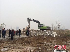 江苏淮安一民宅被强拆 住户凌晨四点被拖出房屋