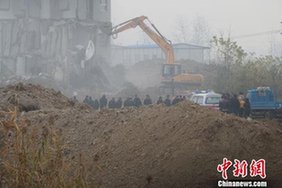 江苏淮安一民宅被强拆 住户凌晨四点被拖出房屋