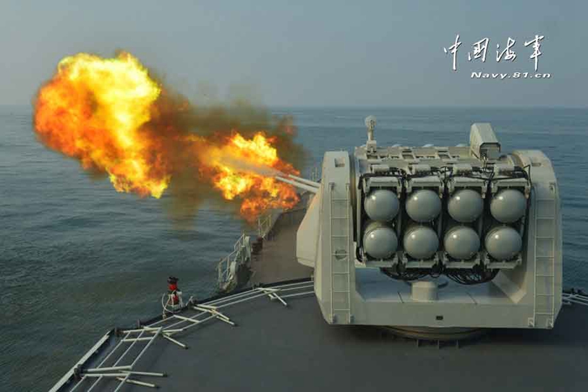 红蓝对抗，海军宜昌舰首次使用主炮发射100MM箔条干扰弹。王旭 摄影