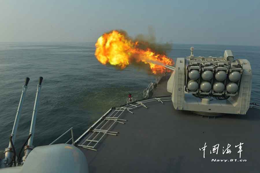 红蓝对抗，海军宜昌舰首次使用主炮发射100MM箔条干扰弹。王旭摄影