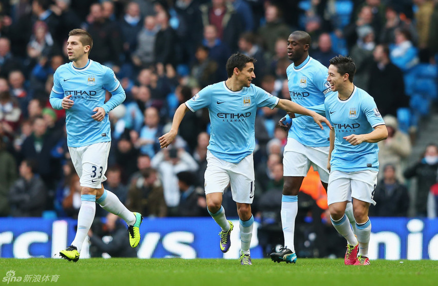 纳瓦斯与队友庆祝