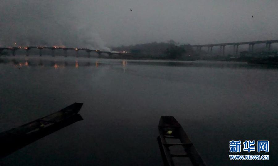 （晚报）（2）重庆黔江“亚洲第一廊桥”发生火灾　桥面木质建筑被烧毁