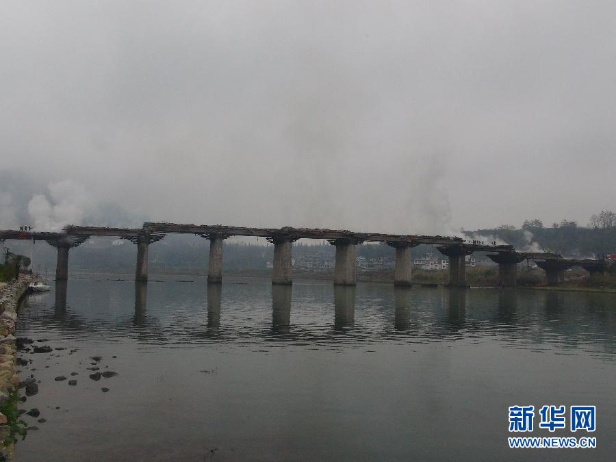 （晚报）（3）重庆黔江“亚洲第一廊桥”发生火灾　桥面木质建筑被烧毁 