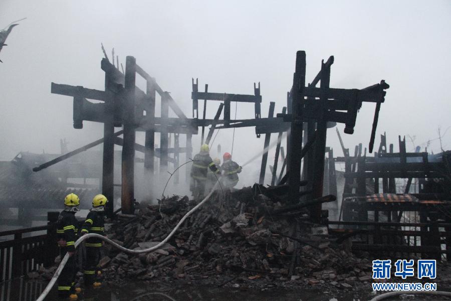 （晚报）（4）重庆黔江“亚洲第一廊桥”发生火灾　桥面木质建筑被烧毁 