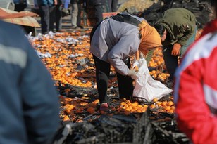 河北唐山货车侧翻35吨鲜桔遭哄抢