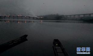 （晚报）（2）重庆黔江“亚洲第一廊桥”发生火灾　桥面木质建筑被烧毁