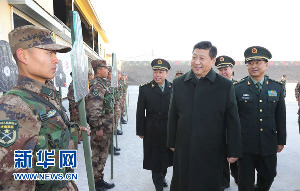 11月28日，中共中央总书记、国家主席、中央军委主席习近平视察济南军区部队。这是习近平观看新战士自动步枪精度实弹射击后，表扬新战士取得了好成绩。新华社记者李刚摄