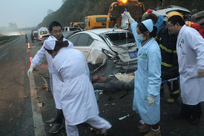 12月8日，医护人员在车祸现场救援。新华社发