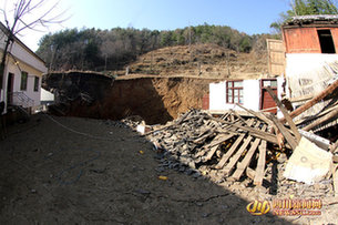 高清：四川广元现直径60米天坑 地陷致11间房被埋