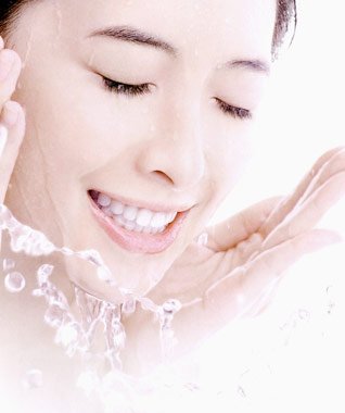 常对电脑3个小时就该洗脸 皮肤发干应常补水