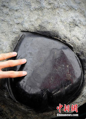 高清组图：2吨陨石在新疆一商城门口当“迎宾”【2】