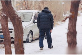 沈阳老翁雪中被撞倒:我有医保 你上班去吧