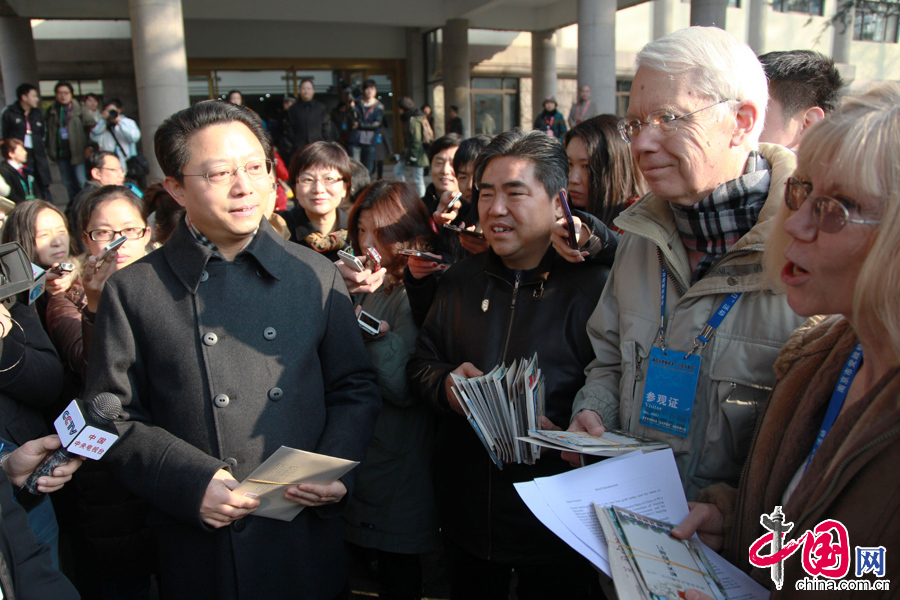  1月1日，南京市机关大院举行首个“公众开放日”活动。图为南京市委书记杨卫泽在市委办公厅门前接待市民代表。 中国网图片库 刘建华摄