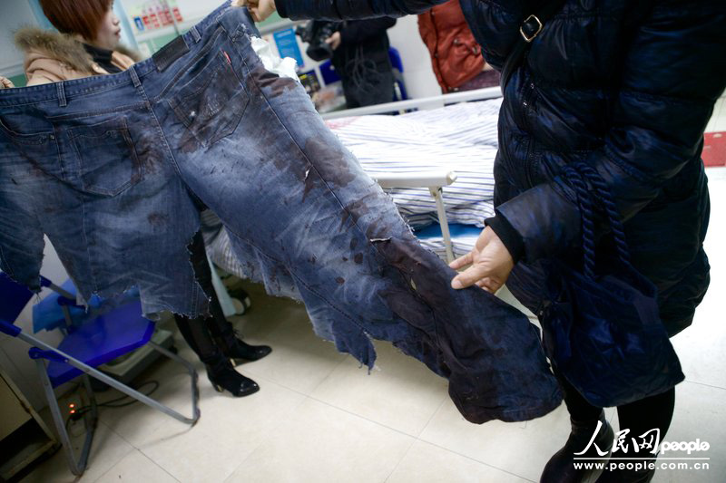 12月30日，深圳，家属出示当时陈锦华身穿的衣服，已经被砍得破破烂烂。王子荣/CFP