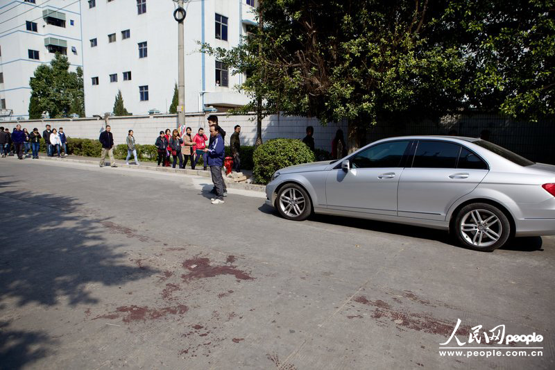 12月30日，深圳，事发地埔厦路一处地面仍然血迹斑斑。陈锦华当时开的车仍然停在现场。王子荣/CFP
