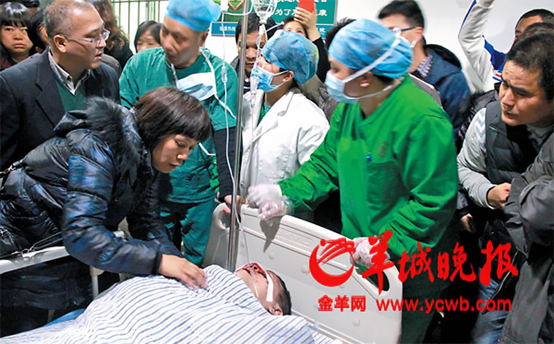 晚上9时30分陈锦文被推出手术室