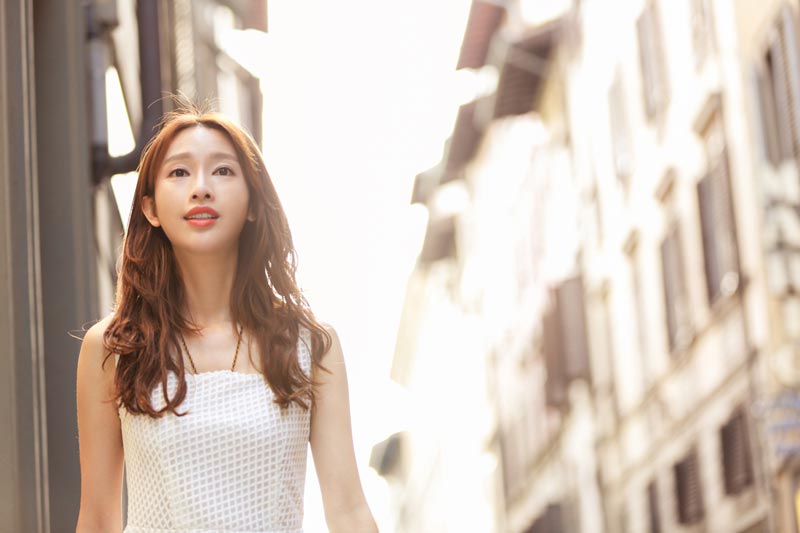 初秋的意大利衬托张俪好肤色