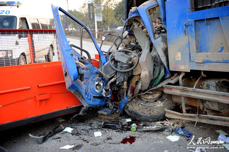 祸现场血迹斑斑。雨天/CFP