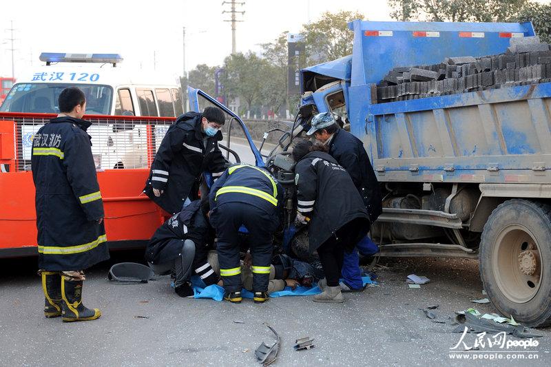 120和消防官兵抢救受伤者。雨天/CFP