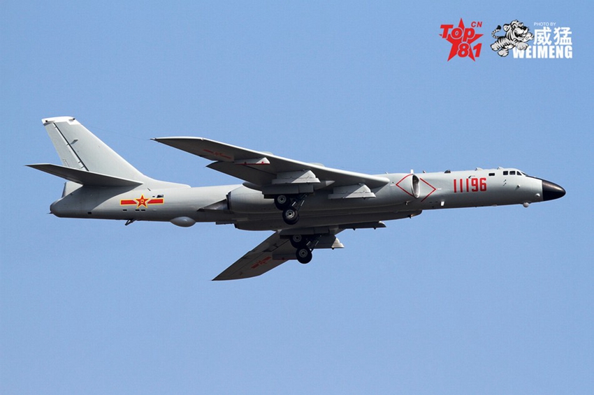 随着中国轰-6型轰炸机的最新改进型号轰-6K型加入解放军部队并开始批量列装，该新型轰炸机的曝光度也不断提升。近日，网络上又出现了数张轰-6K型轰炸机的飞行猛图，轰-6K轰炸机在一展磅礴气势，不负“战神”美誉。