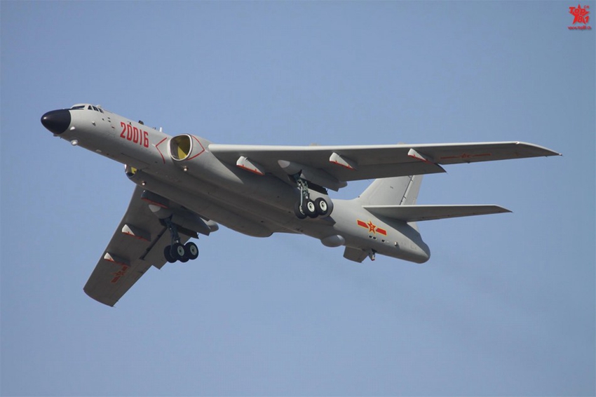 从目前曝光的图片来看，通过机身编号对比，至少已有5架轰-6K型轰炸机列装服役，相信在不久的将来，会有更多的改进型轰-6战斗机加入战斗序列，这款称得上是老机的轰炸机，通过不断的改造升级再次焕发活力。