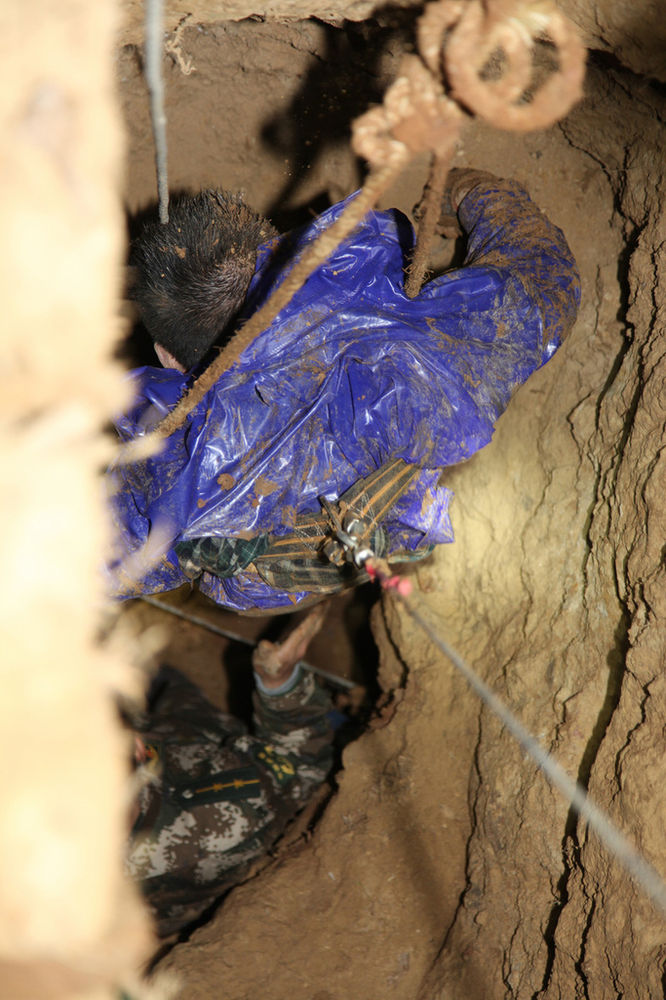 高清：盗墓团伙入洞后昏迷 求助巡警遭逮捕