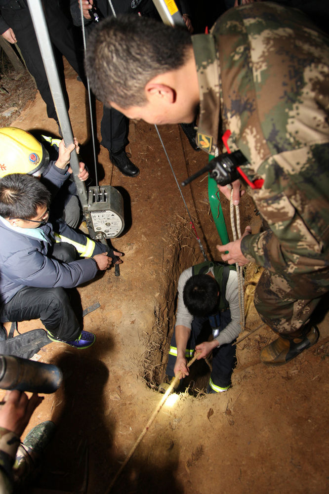 高清：盗墓团伙入洞后昏迷 求助巡警遭逮捕