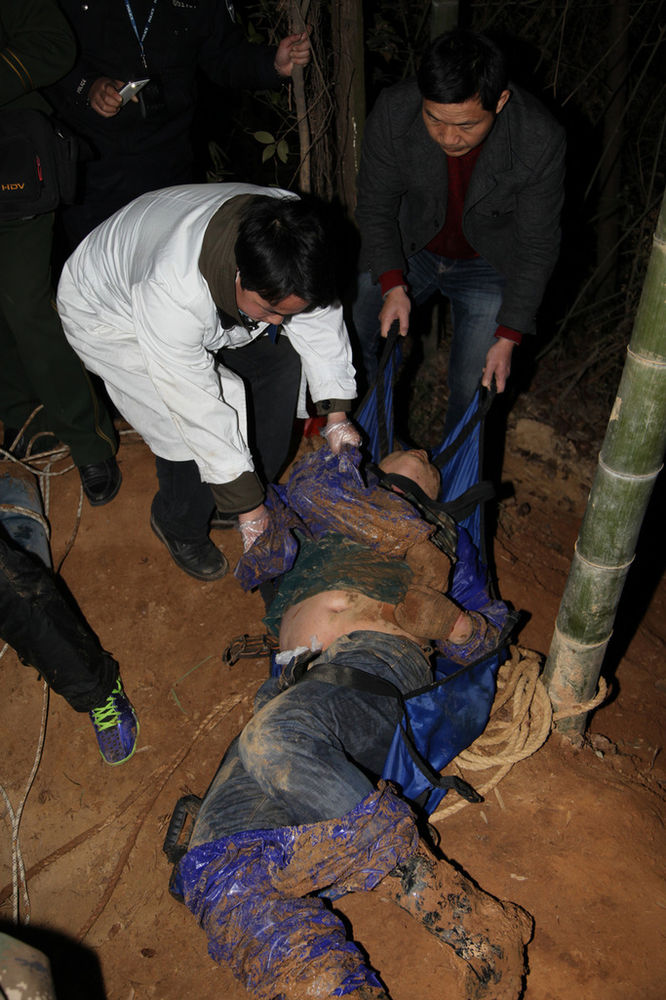 高清：盗墓团伙入洞后昏迷 求助巡警遭逮捕