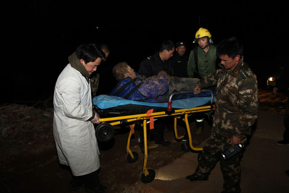 高清：盗墓团伙入洞后昏迷 求助巡警遭逮捕