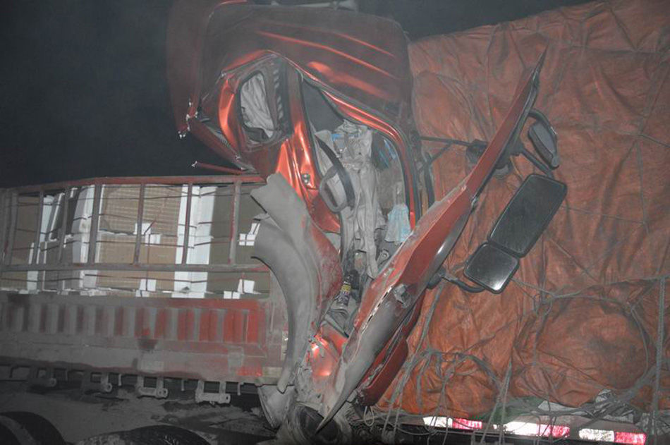 四川高速3死车祸现场上百村民哄抢饮料