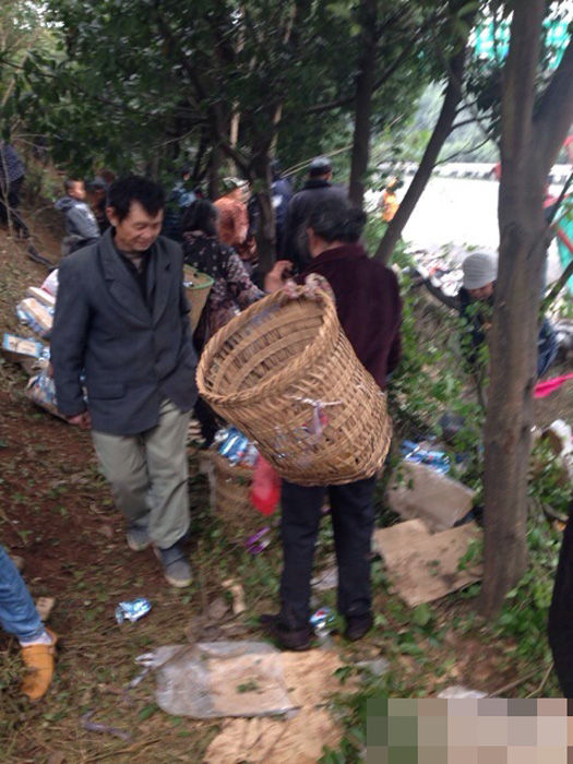 四川高速3死车祸现场上百村民哄抢饮料