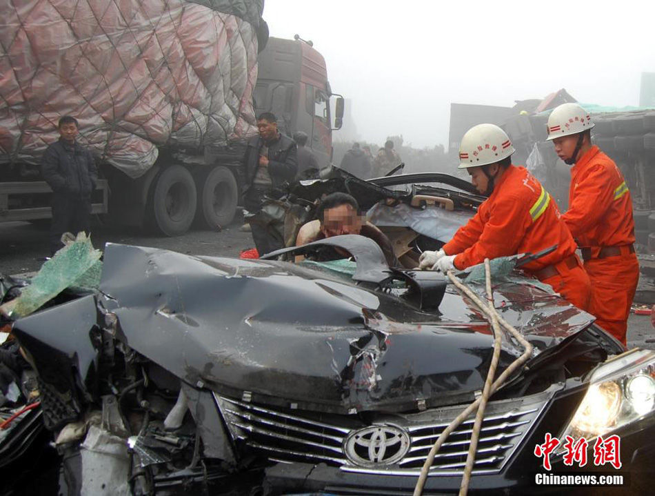 四川高速3死车祸现场上百村民哄抢饮料