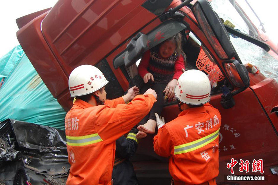 四川高速3死车祸现场上百村民哄抢饮料