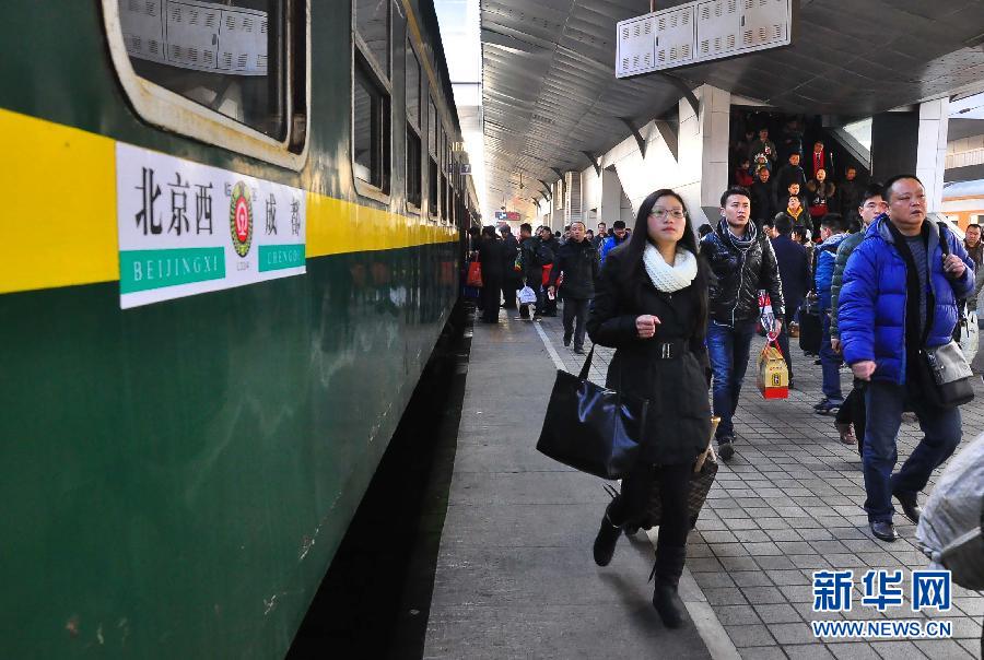 （社会）（2）成都铁路局2014年春运首趟临客开行