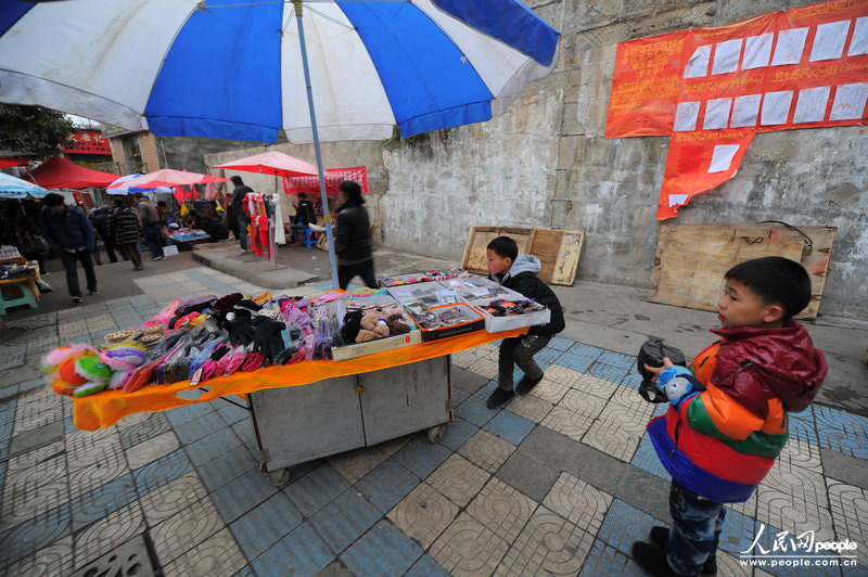 下午6点钟，一个地段较好的摊位早早收摊，兄弟俩赶紧把摊位搬过去，希望生意能够好一点。CFP