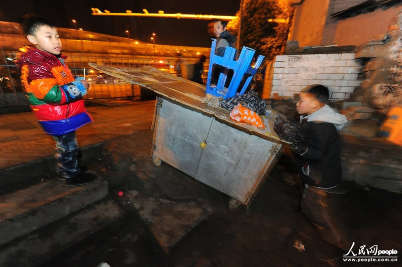 李秋鹏倒退着把柜子拖下一个陡坎，弟弟在一边指挥：”刹车、刹车，后面有人有人！“CFP