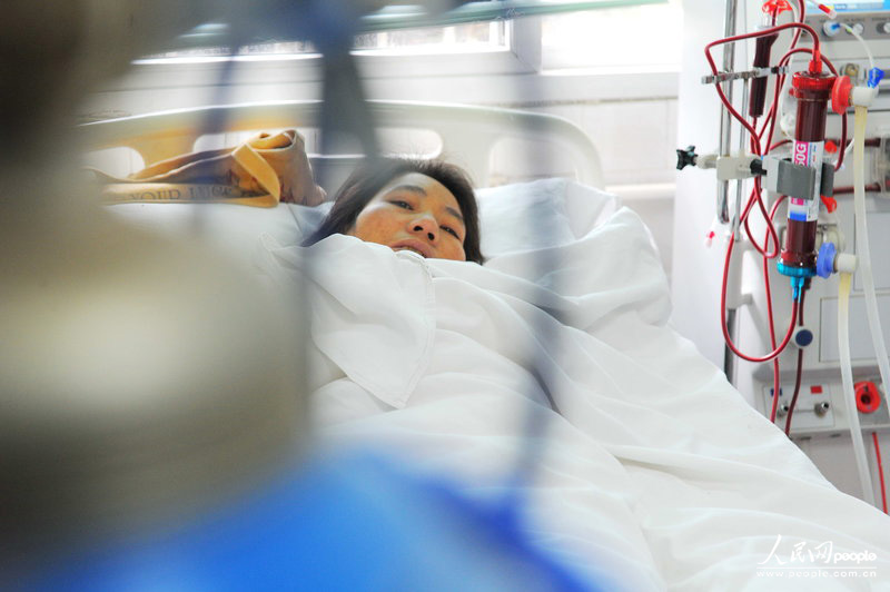 王燕在省二医做透析。她的生命就依靠插满管子的血液透析机。CFP