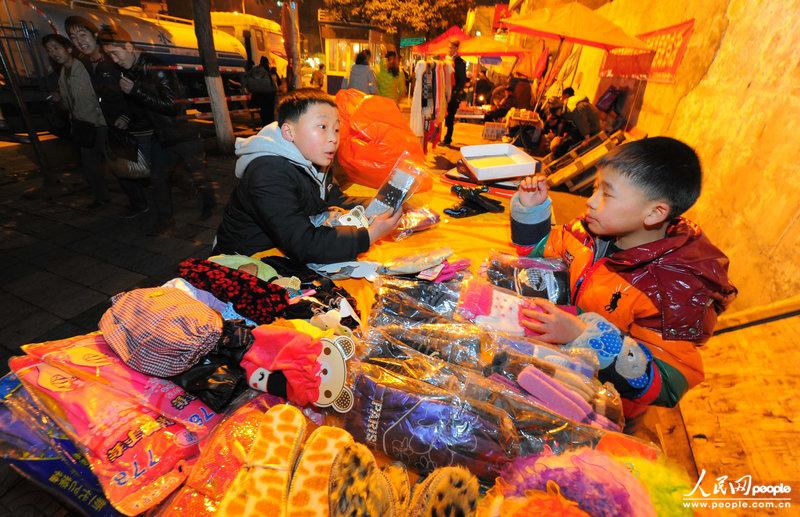 哥哥警告弟弟说：“这双袜子少了6块钱不要卖！”CFP