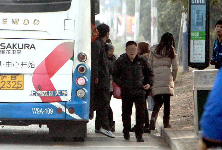 1月19日，扒窃嫌疑人不停变换乘坐公交车。新华社记者 凡军 摄