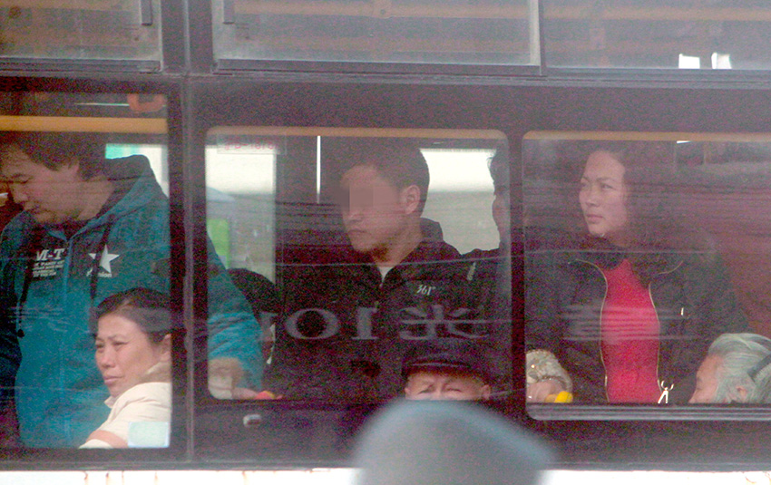 扒窃嫌疑人（中）在公交车上（1月19日摄）。　新华社记者 凡军 摄