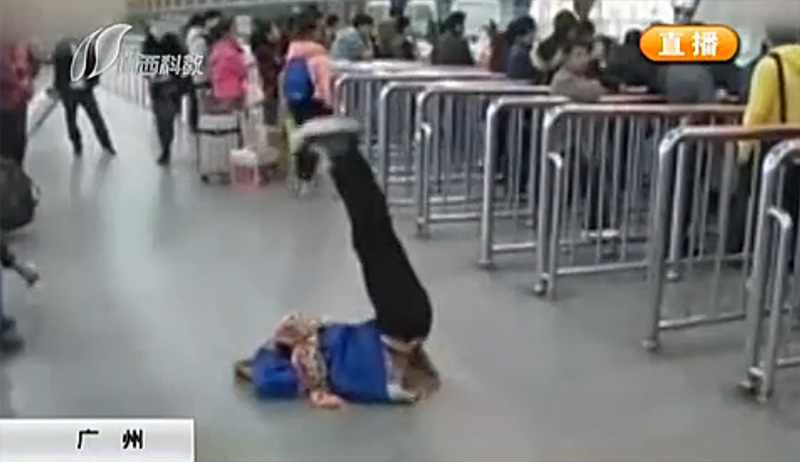 女子高兴躺地上狂踢。（视频截图）