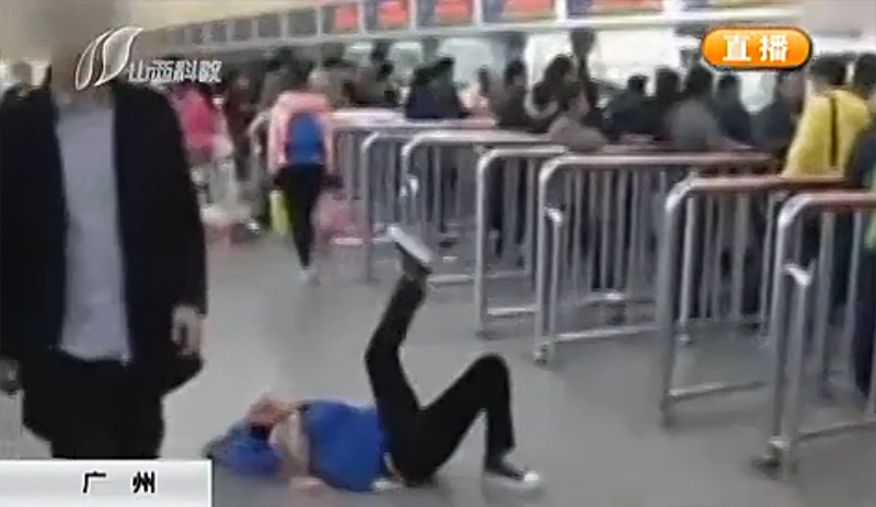 女子高兴躺地上狂踢。（视频截图）